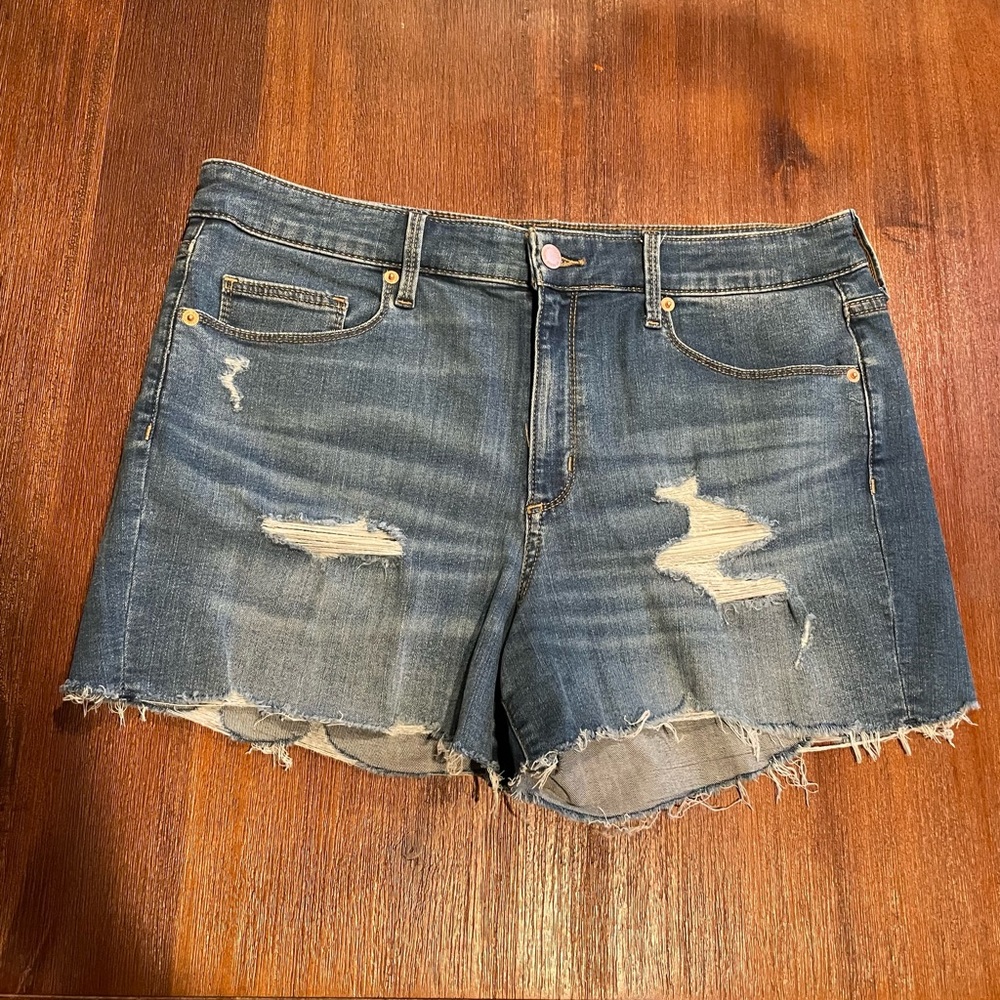 Universal thread jean short